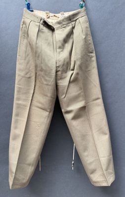 une photo d'un pantalon beige accroché au mur