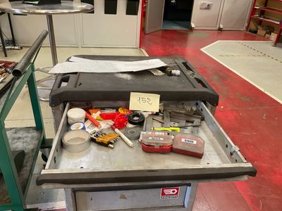 une photo d'un établi sur lequel se trouvent des outils