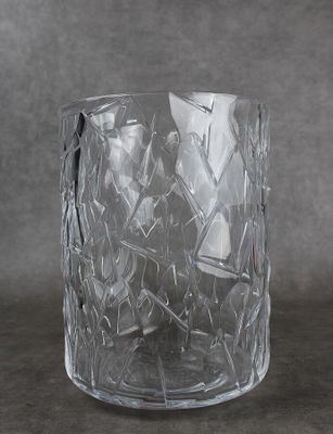 un vase en verre contenant un morceau de verre cassé