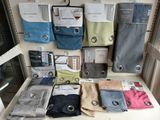 de nombreuses chemises et pantalons pliés exposés dans un magasin