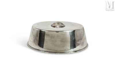 un plat en argent avec un couvercle, sur fond blanc