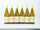 six bouteilles de vin sont alignées sur un comptoir
