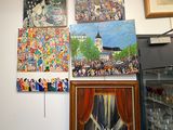 de nombreux tableaux accrochés au mur dans cette pièce