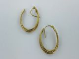deux paires de boucles d'oreilles en or sur fond blanc