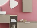une salle de bains avec un lavabo et un miroir au mur