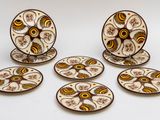 quatre assiettes ornées de motifs, posées sur une surface blanche