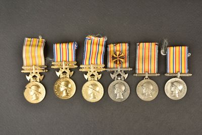 cinq médailles et une médaille sur un fond noir