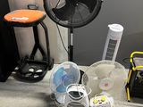 Il y a de nombreux types de ventilateurs posés au sol dans cette pièce.