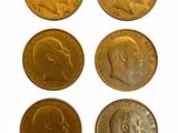 six types différents de pièces d'or sur fond blanc