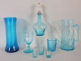 beaucoup d'objets en verre bleu sur la table