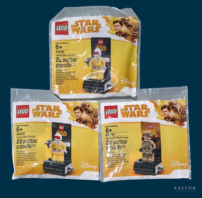 Trois sachets contenant des figurines Lego Star Wars sont posés sur un fond bleu.