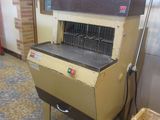 une machine qui se trouve dans une pièce, avec un panier posé par terre