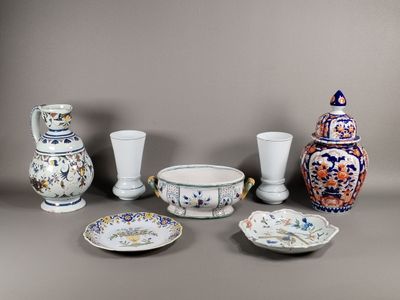 de nombreux types de vases et d'assiettes sur la table