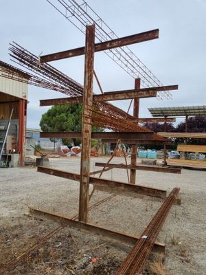 une grande structure métallique située au milieu d'un chantier de construction