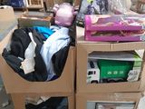 un chariot rempli de cartons et d'autres objets dans un garage