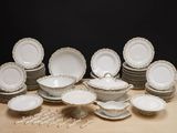 beaucoup d'assiettes et de bols sur la table