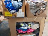 Des cartons de vêtements sont empilés les uns sur les autres dans un entrepôt
