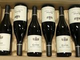six bouteilles de vin dans un carton sur une table