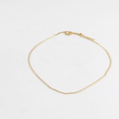 un bracelet-chaîne en or pour la cheville orné d'un petit cœur