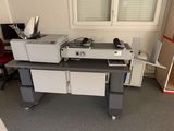 une machine posée sur un bureau dans une pièce