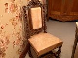 une chaise qui se trouve dans le coin d'une pièce