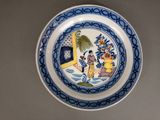 une assiette bleue et blanche avec l'image d'un oiseau dessus