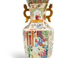 un vase posé sur une surface blanche