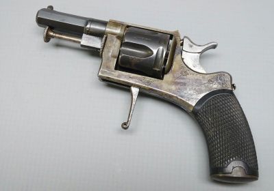 un vieux pistolet posé sur une table