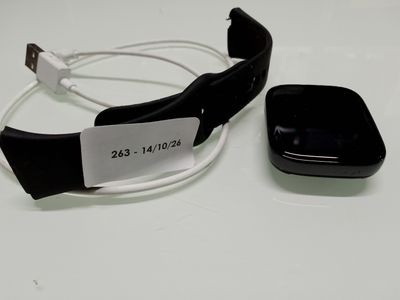 un smartphone et une montre connectée posés sur une table