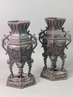 deux vases en argent posés sur une table