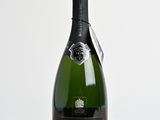 la bouteille de champagne est posée sur une table en bois