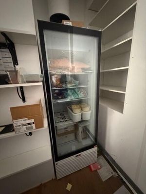 un réfrigérateur dans lequel se trouvent des aliments