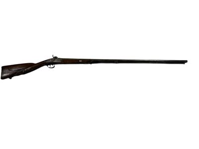 un fusil sur fond blanc avec une arme au premier plan