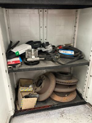 une petite armoire contenant de nombreux outils