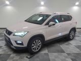 Le SUV blanc de Seatac est garé sur un sol en carrelage à damier.