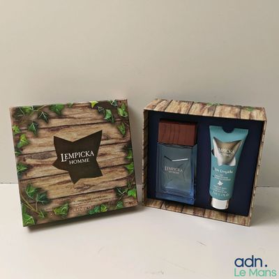 une image représentant une boîte contenant un flacon de parfum et un tube de lotion
