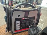 un groupe électrogène portable posé sur une table dans un garage