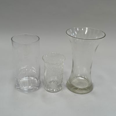 deux vases en verre posés l'un à côté de l'autre sur une table