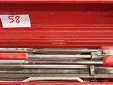 une boîte à outils rouge avec des outils à l'intérieur