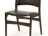 une photo d'une chaise en bois dont l'assise est recouverte de cuir noir