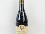 la bouteille de vin est posée sur une surface blanche