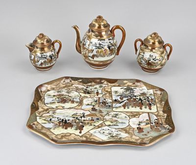 un plateau avec une théière et un plateau avec un plateau avec une théière et un plateau avec une théière et un plateau avec une théière