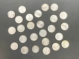 quelques pièces d'argent sont disposées en cercle sur une surface noire