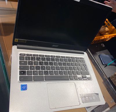 un ordinateur portable posé sur une table en verre