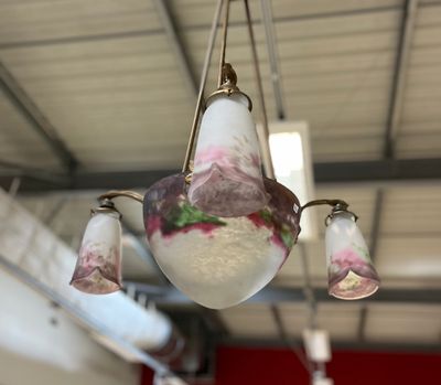 trois lampes suspendues au plafond dans une pièce