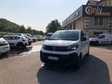 une camionnette blanche garée dans un parking