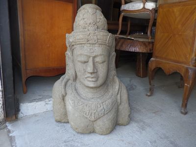 a statue of a woman with a hat on her head