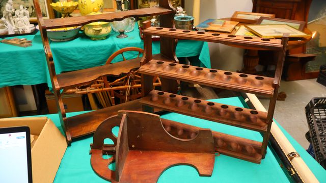 Lot de trois étagères à suspendre : une console, une étagère à pi...