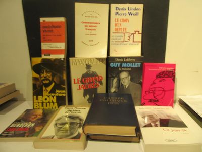de nombreux livres posés les uns à côté des autres sur une table