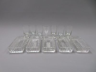 Ensemble de verreries : six verres à shot, un verre à pied et 5 élémen - Photo 1